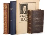 plusieurs livres sont empilés sur une surface blanche