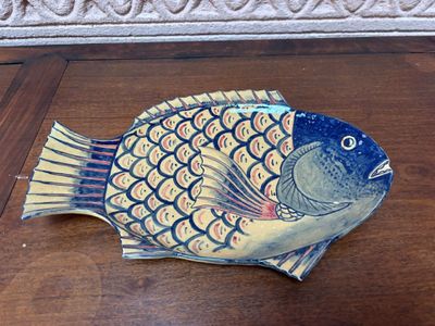 un poisson décoratif posé sur une table