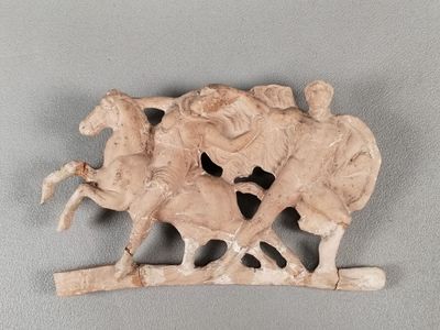 deux figurines représentant un homme et une femme à cheval