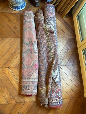 trois tapis posés par terre près d'une fenêtre
