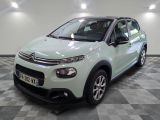 la citrole blanche est garée dans le garage sur un sol en damier