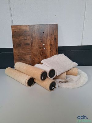 trois rouleaux de papier toilette posés sur une table