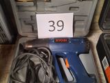 une boîte contenant des outils et une pancarte sur laquelle est inscrit « 39 »
