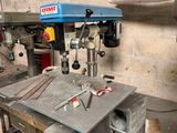 une machine posée sur une table dans une pièce