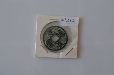 un petit morceau de métal sur lequel est posée une pièce de monnaie