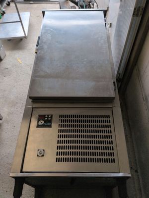 une machine posée par terre à côté d'une porte