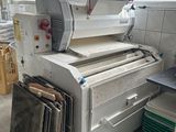 une machine placée au milieu d'une pièce