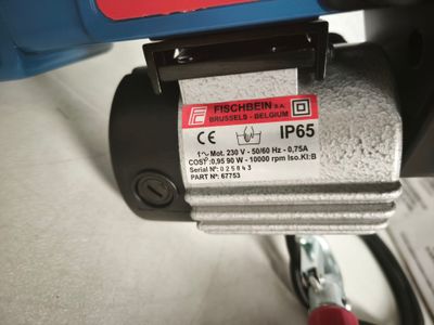 un gros plan d'une machine sur laquelle est apposée une étiquette