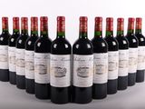 six bouteilles de vin rouge alignées sur une surface blanche