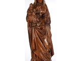 une statue de femme tenant un enfant dans ses bras