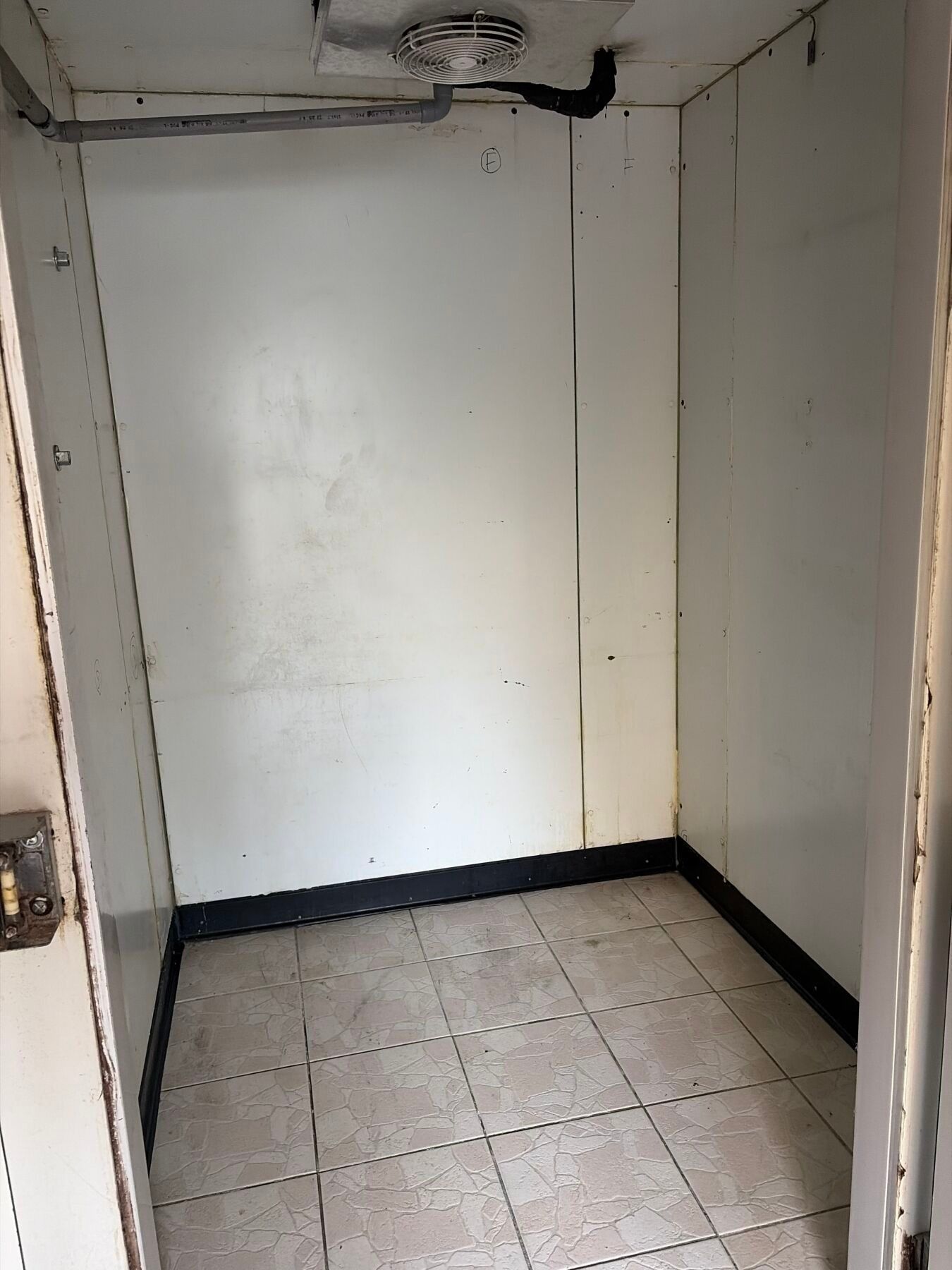 Une chambre froide avec groupe extérieur.