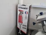 une boîte de dynamite posée à côté d'un appareil dans une cuisine