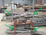 de nombreux types différents de tubes en acier dans un entrepôt