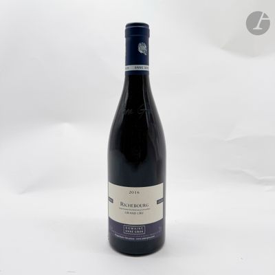 une bouteille de vin posée sur une table