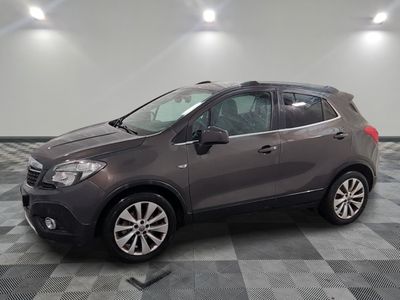 un SUV Buick gris garé dans une pièce au sol carrelé