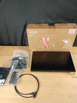 un ordinateur portable posé sur une table à côté d'une boîte