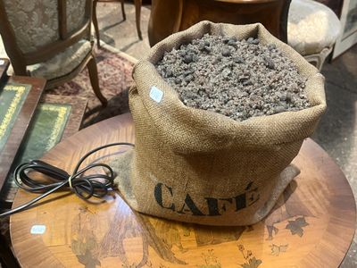 un paquet de café posé sur une table