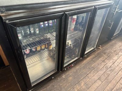 un réfrigérateur contenant plusieurs bouteilles de bière