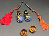une paire de boucles d'oreilles et une paire de ciseaux posés sur une table