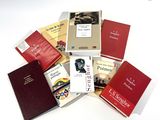 un grand nombre de livres posés sur une table