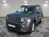 La Jeep Renegade est garée sur un sol à damier dans un garage