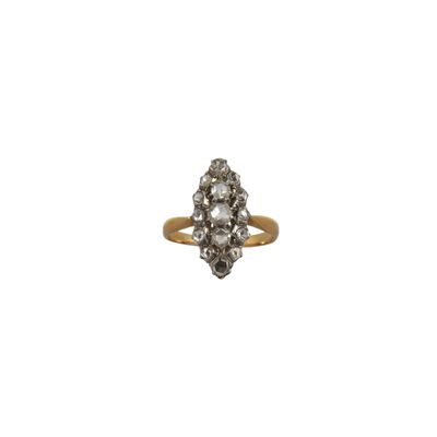 une image représentant une bague en or sertie d'un groupe de diamants blancs
