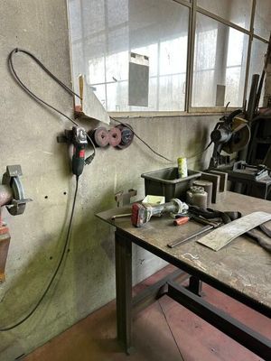 une image d'un établi avec des outils dessus