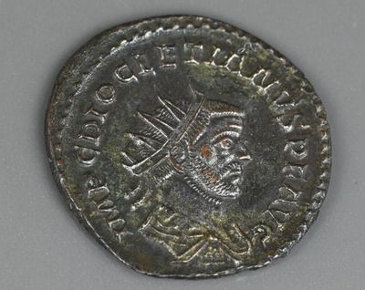 Gros plan sur une pièce d'argent ornée d'une couronne