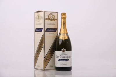 la bouteille de champagne est à côté de la boîte sur la table