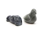 deux figurines représentant un chien et un oiseau sur fond blanc