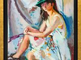 une peinture à l'huile représentant une femme coiffée d'un chapeau vert, assise sur une chaise