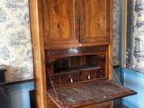 un bureau en bois surmonté d'une étagère en bois