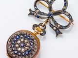 une broche dorée et bleue ornée d'une fleur