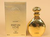 l'image d'un flacon de parfum posé à côté d'une boîte