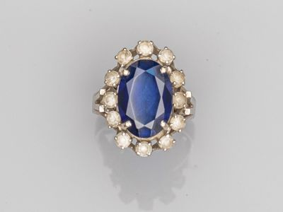 une bague à grappes de saphirs et de diamants