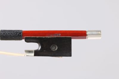 un nœud rouge et noir sur fond blanc