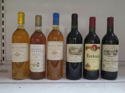 Plusieurs bouteilles de vin sont alignées sur une étagère dans un réfrigérateur