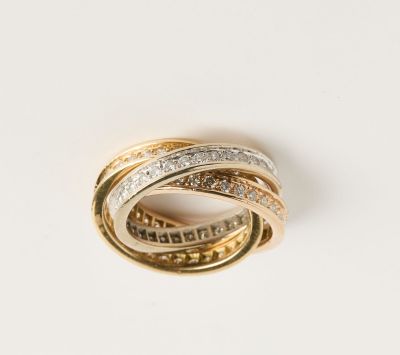 une image d'une bague en or et en diamant sur une surface blanche