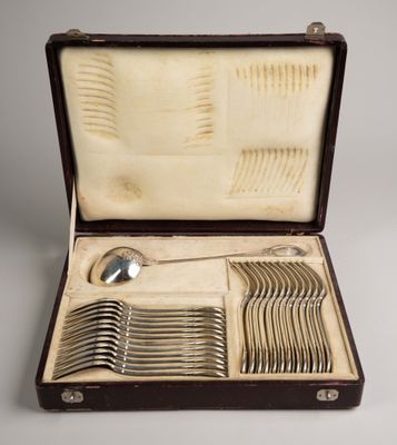 un coffret contenant un service d'argenterie