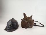 une paire de casques en cuir sur fond blanc, avec un fond blanc
