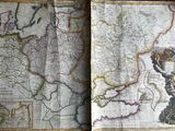 un livre ouvert sur lequel figure une carte de l'Europe