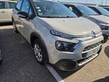 de nombreuses voitures garées les unes à côté des autres sur un parking