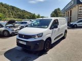 une camionnette blanche garée dans un parking