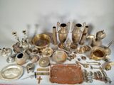 beaucoup d'objets en argent posés sur une table