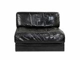 fauteuil en cuir noir sur fond blanc, avec un fond blanc