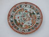 une assiette ornée d'un motif posée sur une table