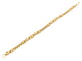 gros plan d'un bracelet en or sur fond blanc