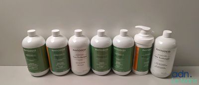six flacons de lotion posés les uns à côté des autres sur une table