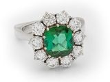 une bague à grappes d'émeraudes et de diamants