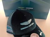 le chapeau est posé à côté d'une boîte sur laquelle est collé un autocollant